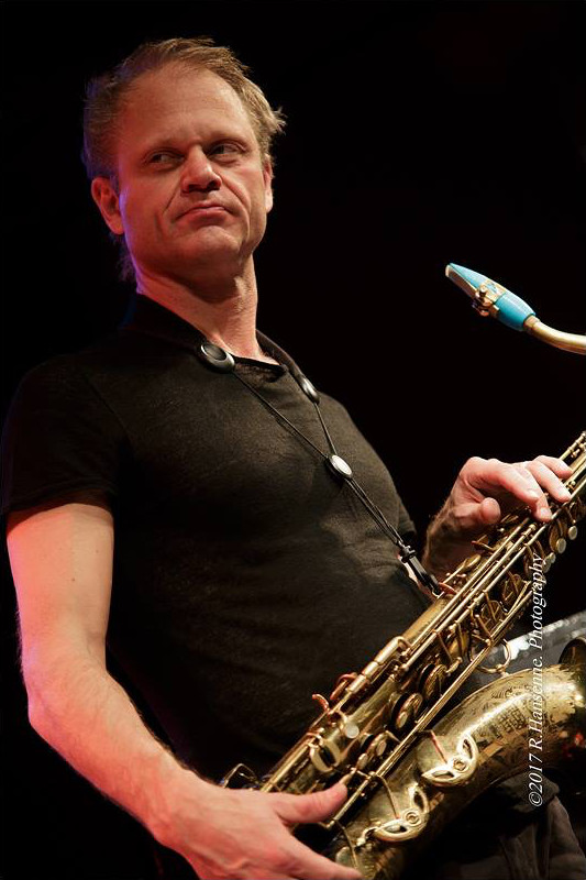 Toine Thys avec son bec de saxophone Syos alto bleu Toine Thys avec son bec de saxophone Syos alto bleu